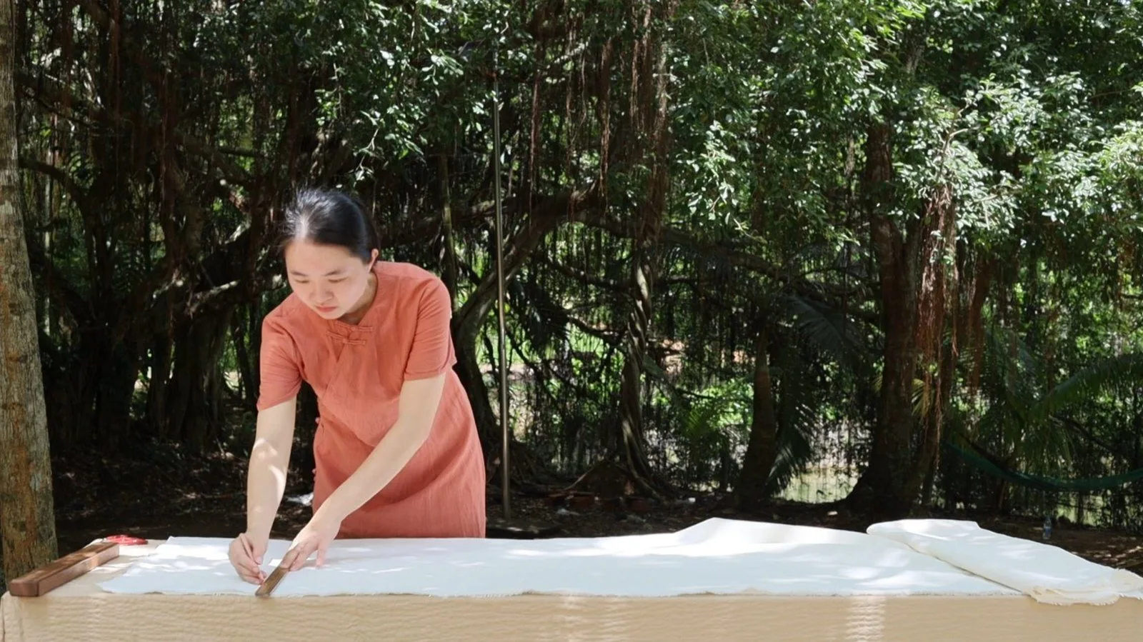 海南手艺人制作木棉枕